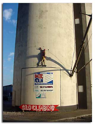 Silo von der Strasse aus