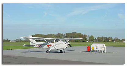 Cessna und Tankstelle